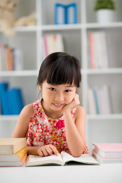 Asiatico ragazza lettura — Foto Stock