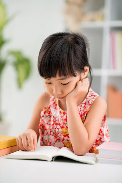 Asiatico ragazza lettura — Foto Stock