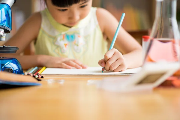 Dibujo de niña con lápiz —  Fotos de Stock