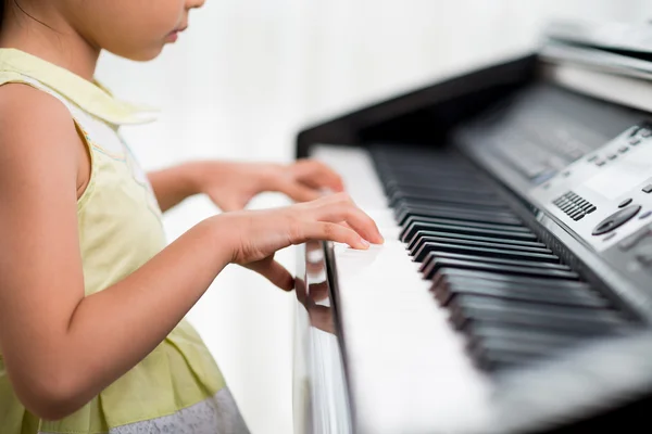 Handen van kind speelde piano — Stockfoto