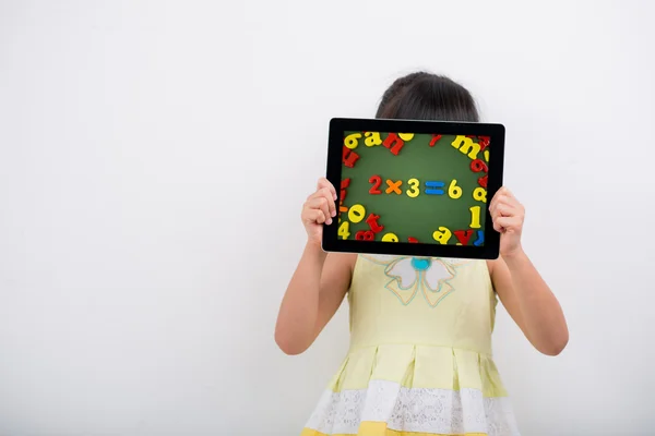 Chica sosteniendo tableta digital —  Fotos de Stock