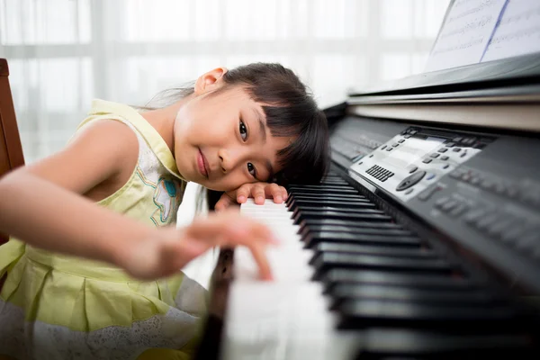 Girl playing synthesizer — Stock Photo, Image