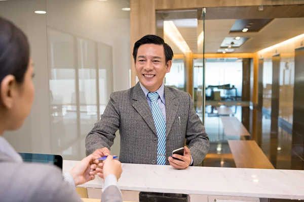 Zakenman aan de receptie kantoor — Stockfoto