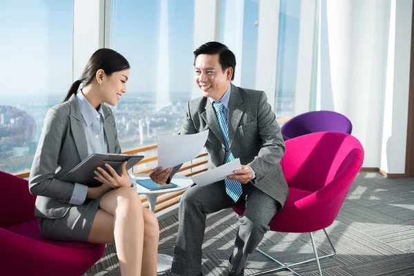 Business team discussing document — Stock Photo, Image