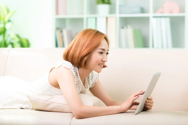 Jeune femme asiatique avec tablette numérique — Photo