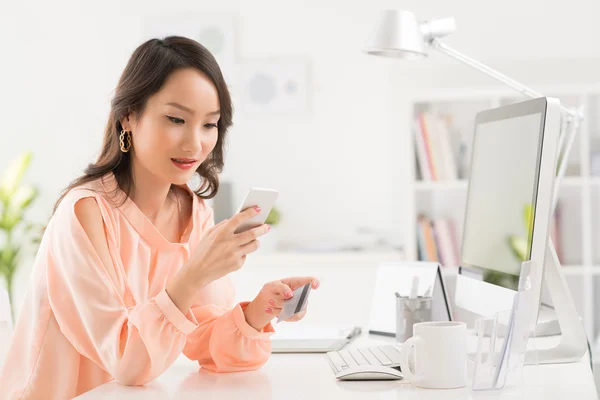 Mujer verificando balance en celular — Foto de Stock