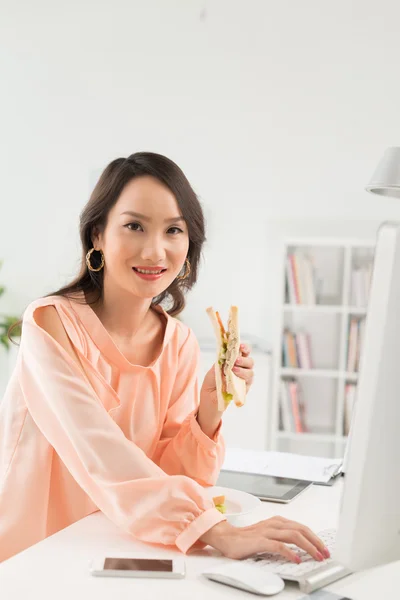 Manager eating sandwich — Stock Photo, Image