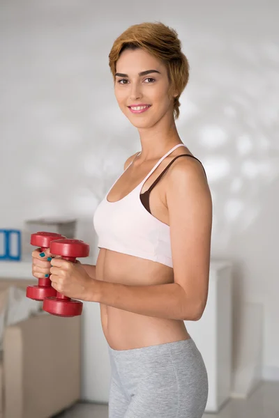 Jeune femme avec haltères — Photo