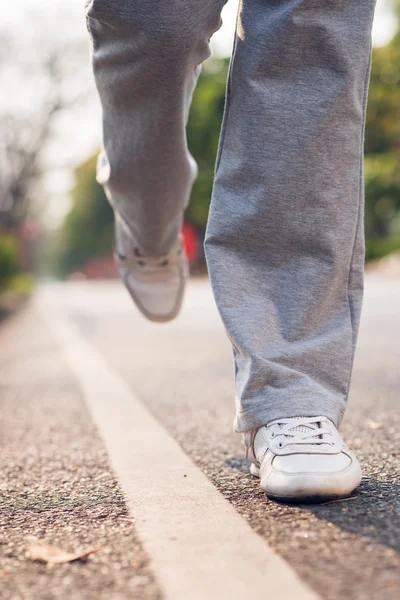 Benen van vrouwelijke jogger uitgevoerd — Stockfoto