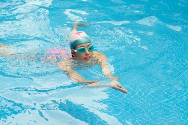 Mädchen schwimmt Brustschwimmen — Stockfoto