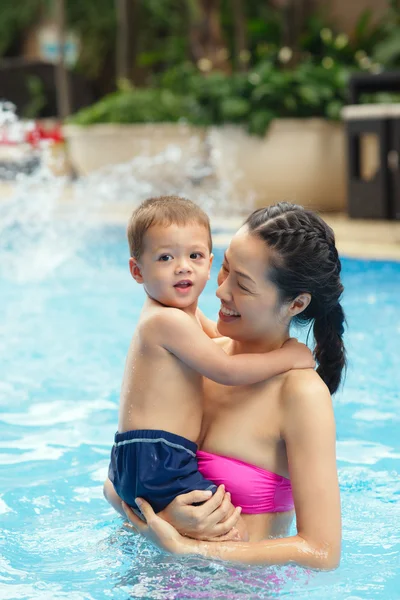 Família na piscina — Fotografia de Stock