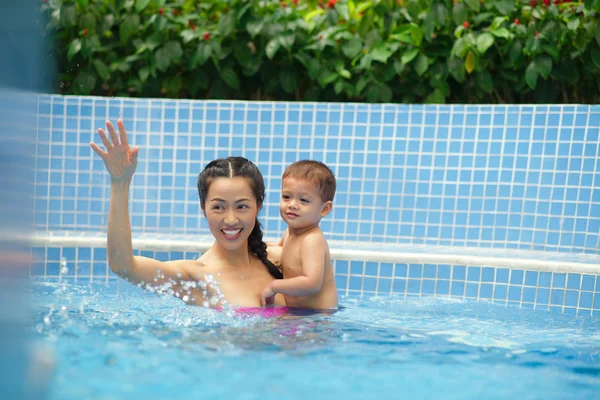 Familia en la piscina — Foto de Stock