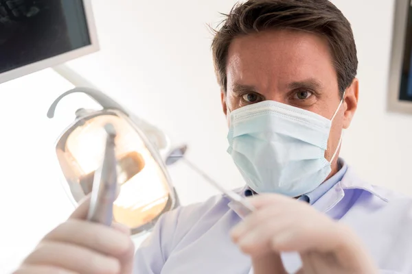 Dentista tratando um dente — Fotografia de Stock