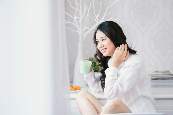 Mujer bebiendo café de la mañana —  Fotos de Stock