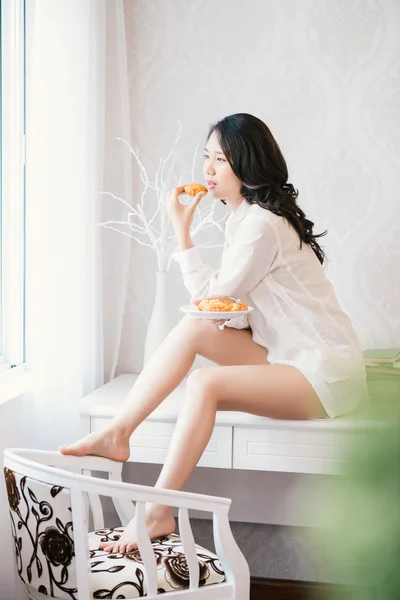 Wanita makan kue — Stok Foto