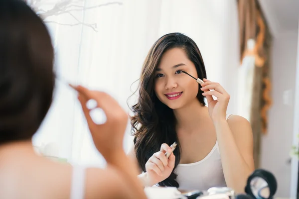 Ragazza che applica Mascara — Foto Stock