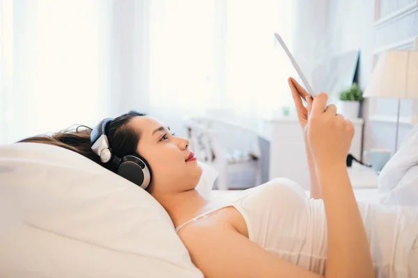 Ragazza guardando film — Foto Stock