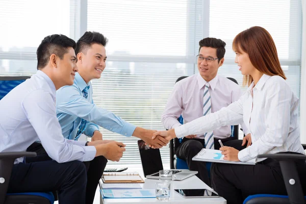 Partner beim Händeschütteln — Stockfoto