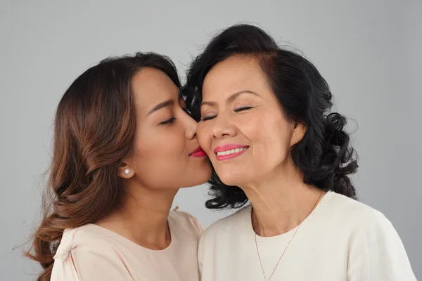 Kvinna kysser hennes mor — Stockfoto
