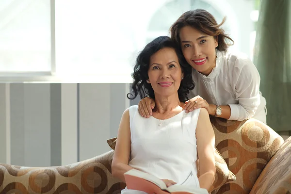 Азіатська мати і дочка — стокове фото