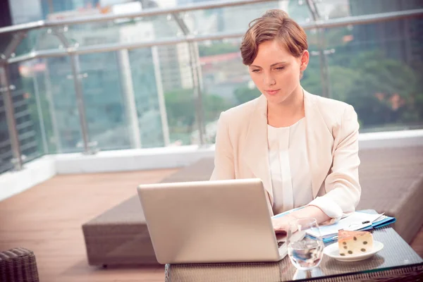 Business lady working on laptop — Stock Photo, Image