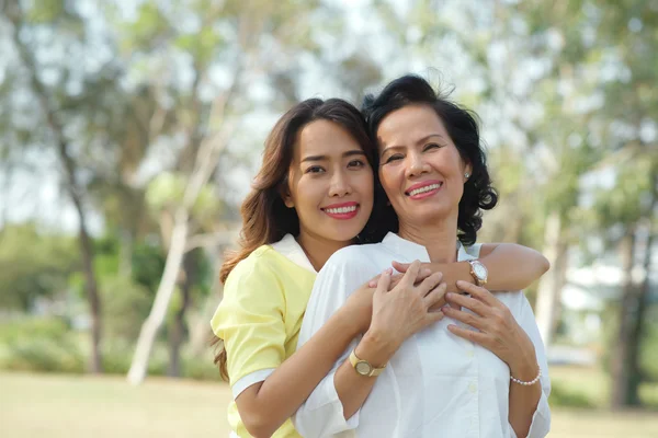 Mutter und Tochter umarmen — Stockfoto