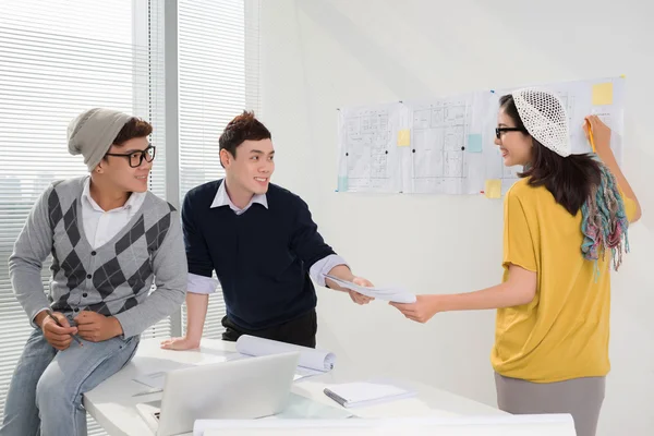 Equipo de arquitectos trabajando —  Fotos de Stock