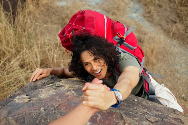 Hiker helping to climb — Stock Photo, Image