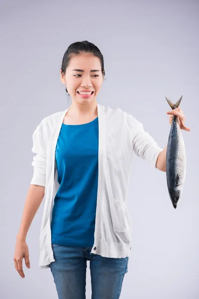 Vietnamita ragazza con un pesce — Foto Stock