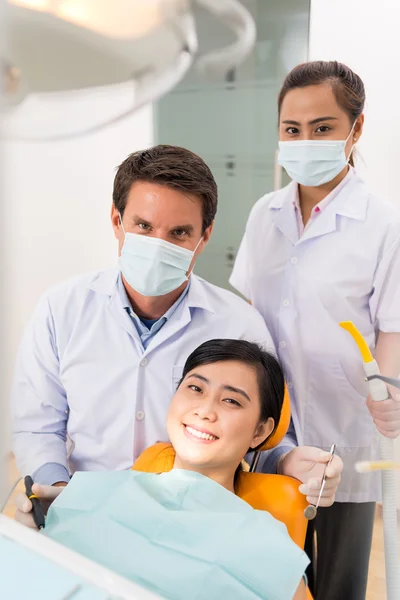 Улыбающийся пациент в стоматологии — стоковое фото