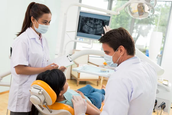 Orthodontist showing jaw x-ray to his  patient — Stock Photo, Image