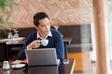 İş adamı kahve içiyor.