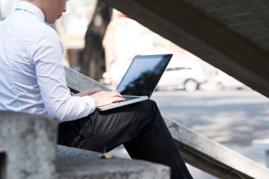 Dizüstü bilgisayar kullanan iş adamı