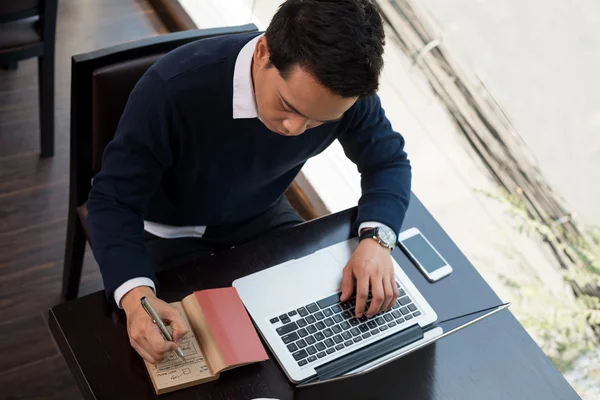 Geschäftsmann arbeitet am Laptop — Stockfoto