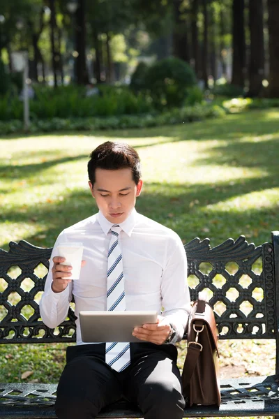 Pengusaha dengan kopi dan tablet digital — Stok Foto