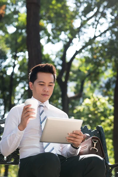 Empresário com café e tablet digital — Fotografia de Stock