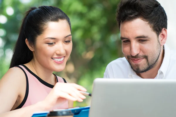 Mitarbeiter nutzt gemeinsam Laptop — Stockfoto