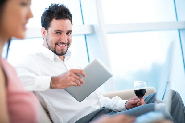 Geschäftsmann mit digitalem Tablet und Weinglas — Stockfoto