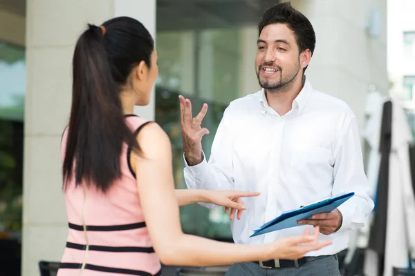 Mensen uit het bedrijfsleven hebben emotionele onderhandelingen — Stockfoto