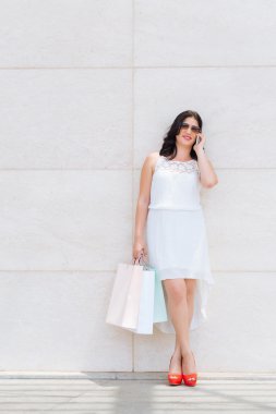 Alışveriş çantalı kadın.