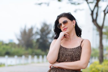 genç kadın düşünürken