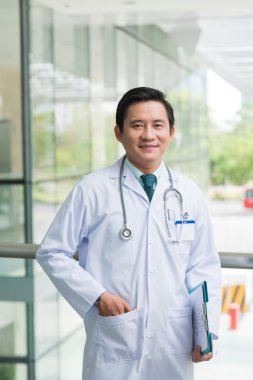 Kendine güvenen Vietnamca doktor