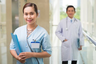 meslektaşı ile güzel doktor