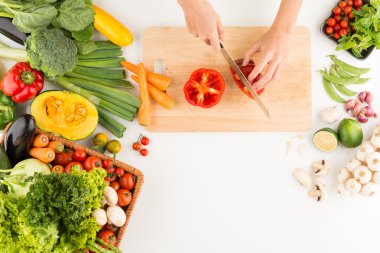 kırmızı biber kesme eller