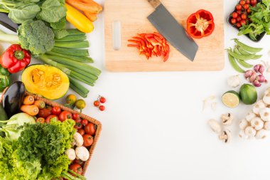 Farklı sebze ve dilimlenmiş kırmızı biber