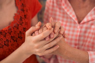 kadın ve büyükannesi