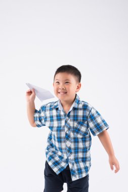 Kağıt Uçak ile çocuk