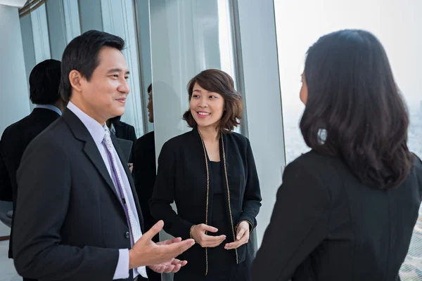 Collega's bespreken van ideeën — Stockfoto