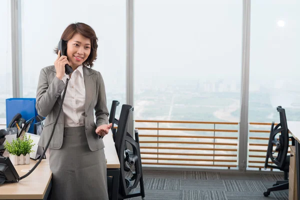 Business woman talking on telephone — Stock Photo, Image