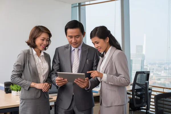 Business-Team mit digitalem Tablet — Stockfoto